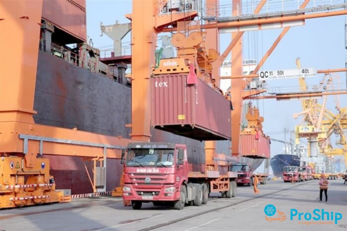 How is the process of loading and unloading container goods carried out?