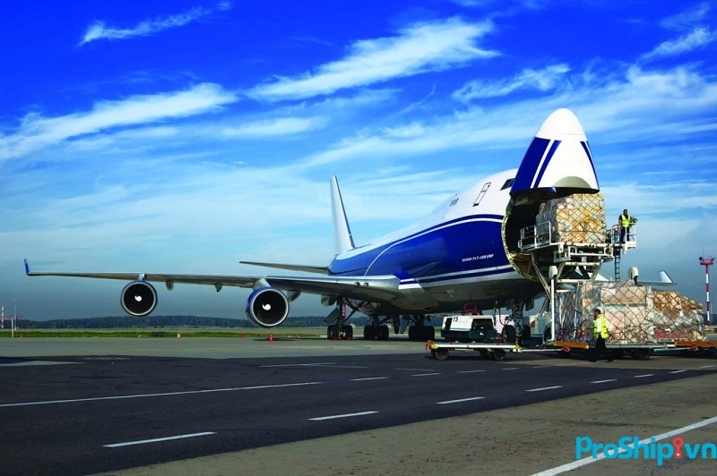 Vận chuyển hàng không bao gồm những loại phụ phí như thế nào?