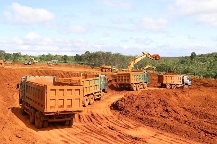 Máy xúc bốc dỡ quặng tại container